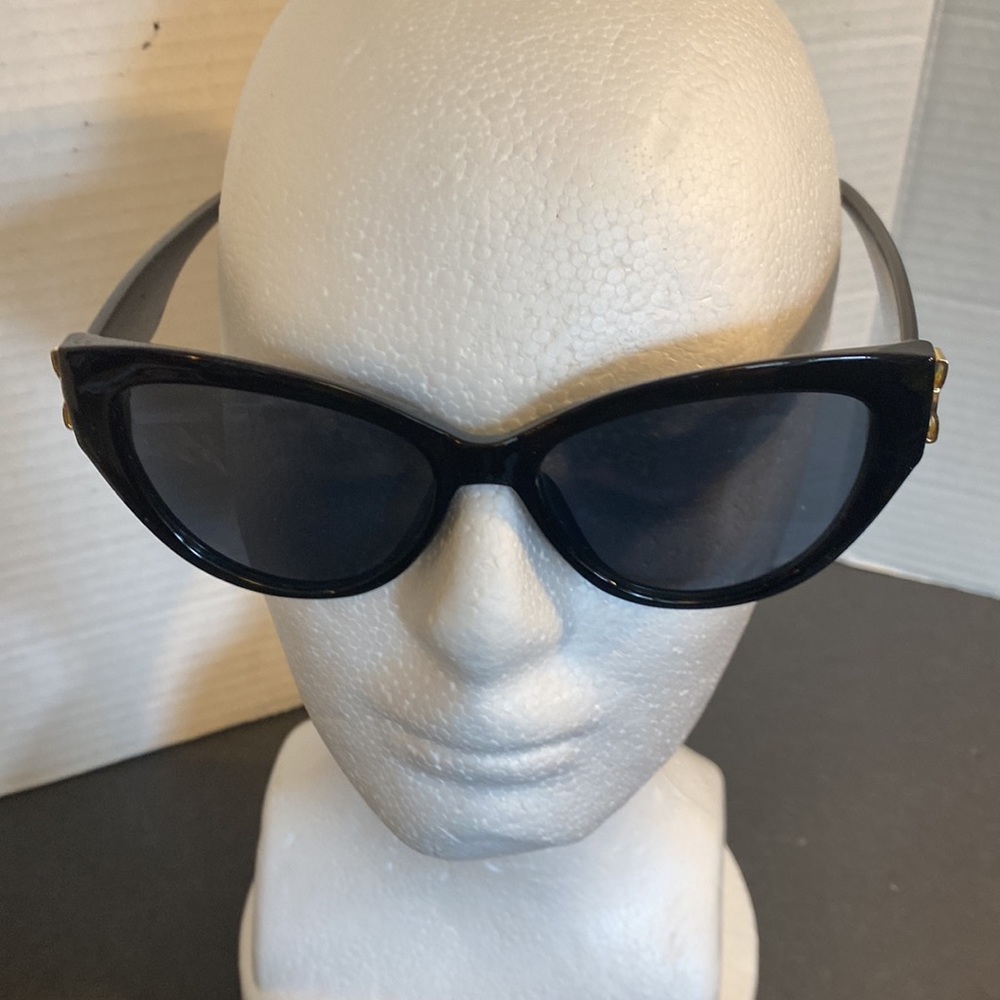 Euc Shein sunglasses case and cloth.